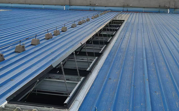 某城市大型商业综合体中庭山丹排烟窗工程